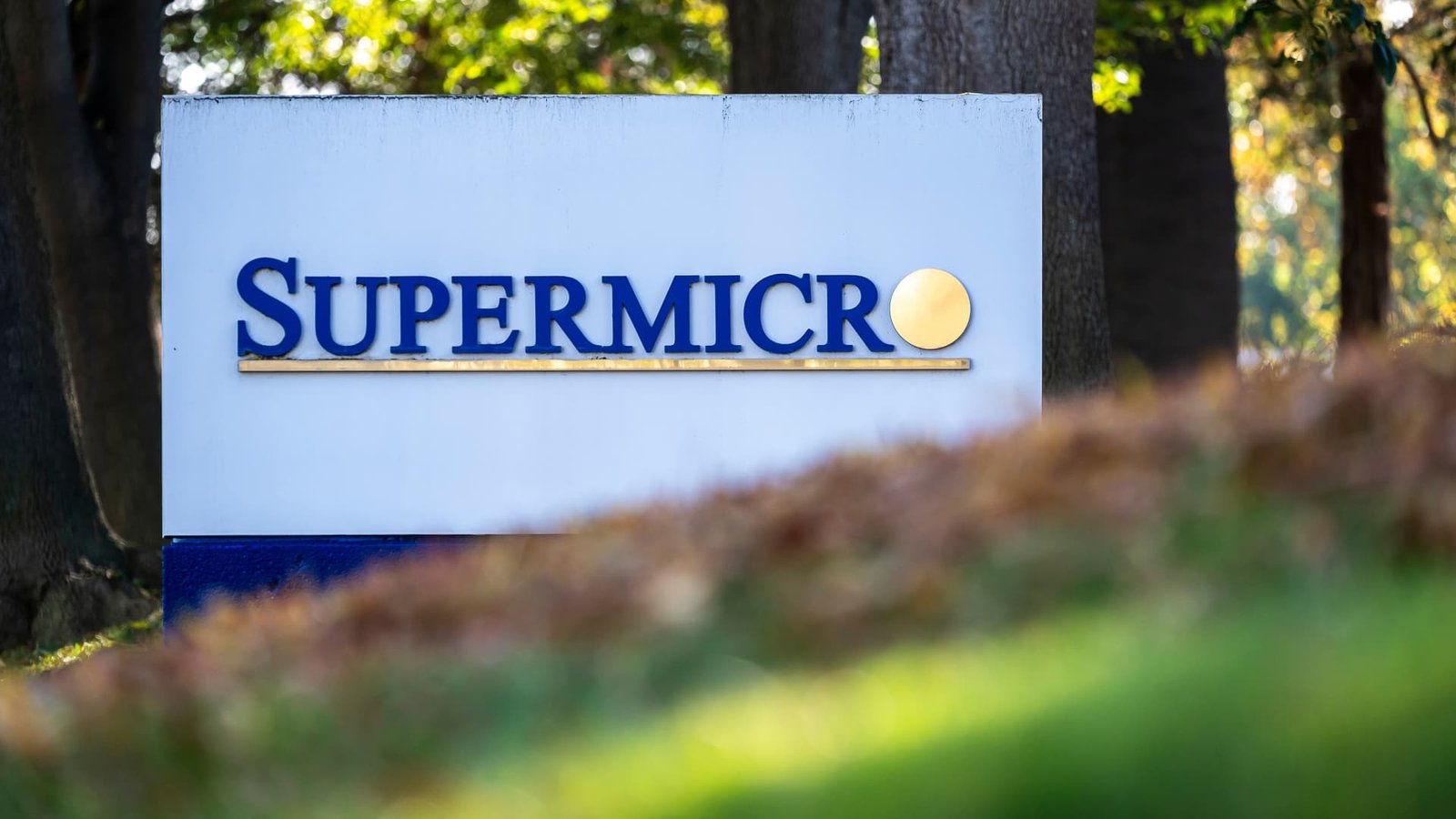 Stocks making the biggest moves midday: SMCI KNX WH LVS