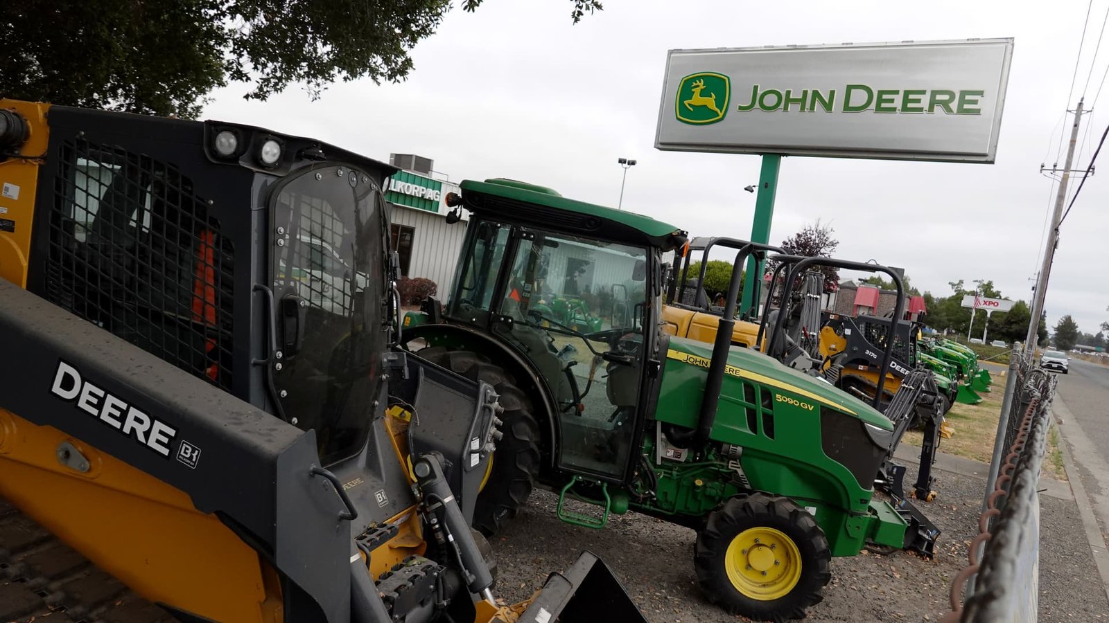 Stocks making the biggest moves premarket: DE, DELL, HPQ, ADSK