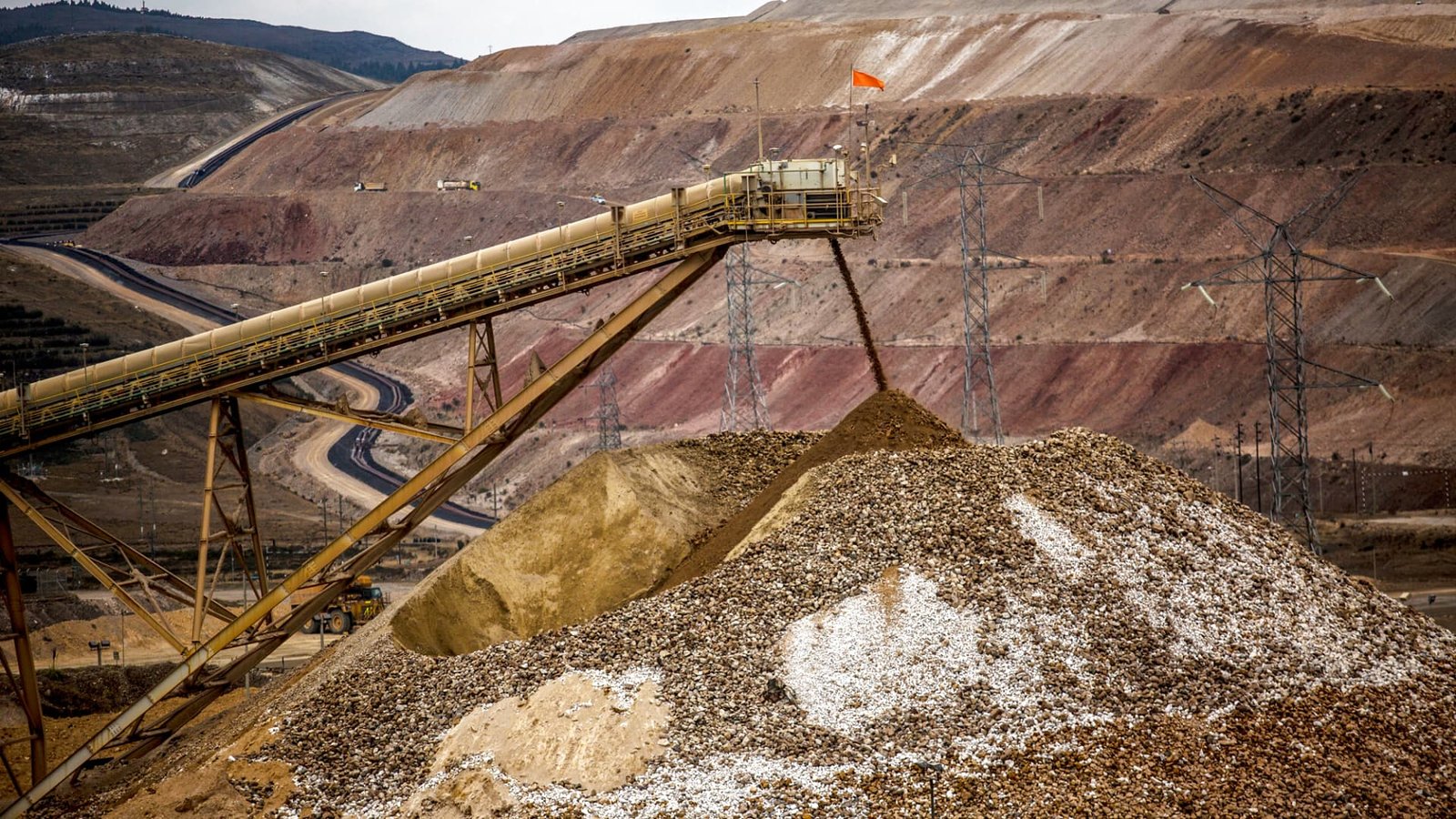 Stocks making the biggest moves midday: NEM, AAPL, SNDK, DECK