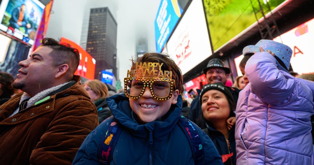 Is anything open on New Year's Eve 2025? Here are open stores, restaurants and fast-food chains.