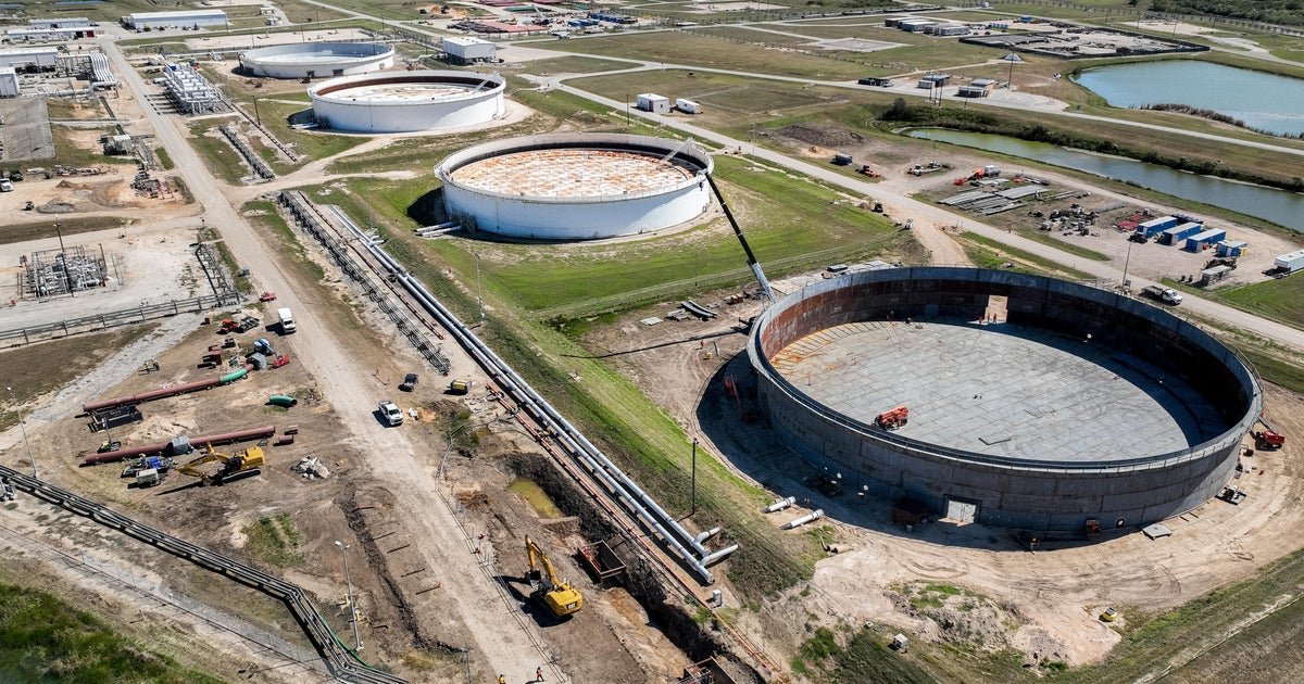 Could tapping the Strategic Petroleum Reserve lower gas prices? Here's what experts say.