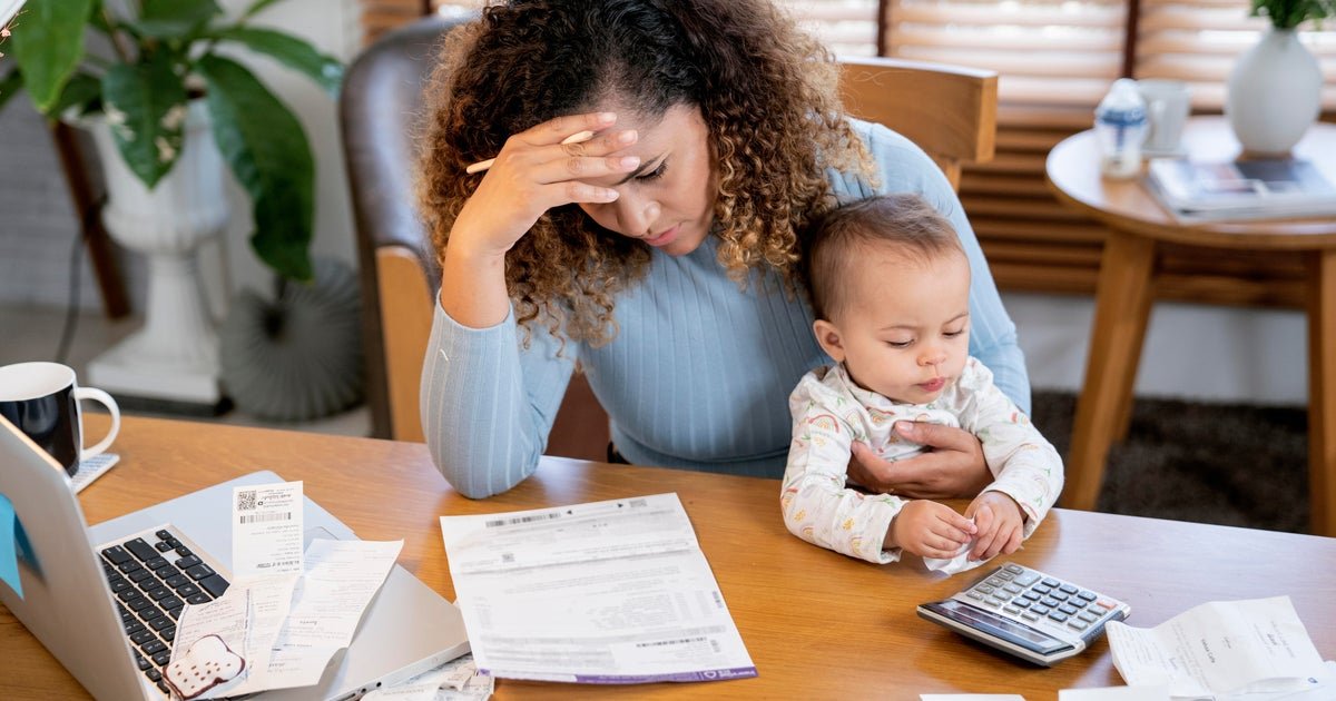 Record share of Americans carry credit card debt, can't pay monthly bills