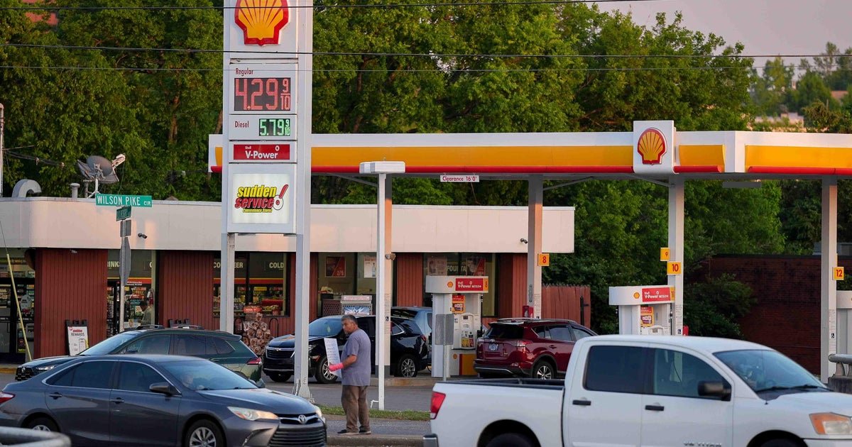 Will gas dip below $3 a gallon this year? Here's what experts predict.